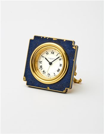 CARTIER
Sveglia in ottone dorato e laccato con cassa di forma quadrata a cavall