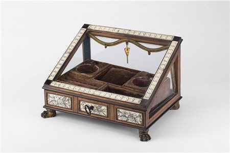 Scatola porta orologi da tasca in legno vetri, rifinita con dettagli in osso
Mi