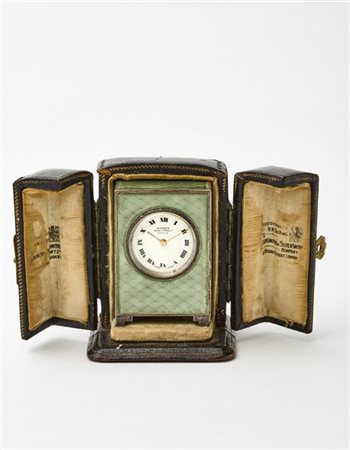 ASPREY
Piccolo orologio da scrivania in argento e smalto guilloché.
Quadrante b