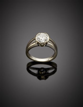 Anello in oro bianco con diamante rotondo taglio a brillante di ct. 1,80 circa,