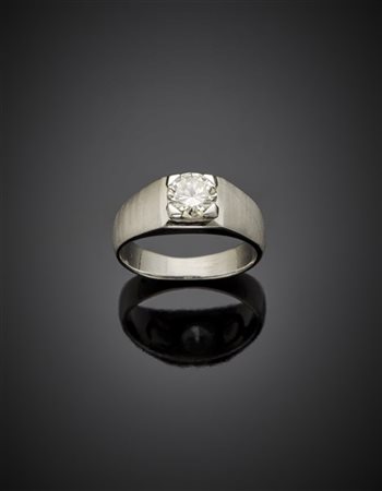 Anello in oro bianco in parte satinato con diamante rotondo taglio a brillante