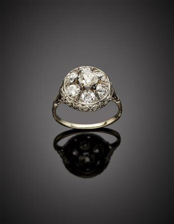 Anello in oro bianco traforato con diamanti old mine, per complessivi ct. 2,00