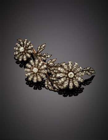 Broche in oro rosso e argento a tralcio fiorito con fiori "en tremblant" smonta