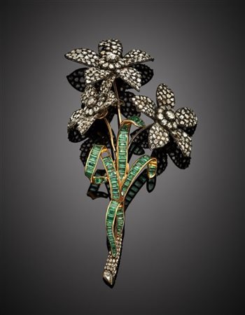 Broche in oro giallo e argento rifinita con smeraldi rettangolari taglio a grad