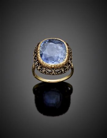 Anello in oro giallo e argento cesellati con zaffiro a cuscino di ct. 13 circa,