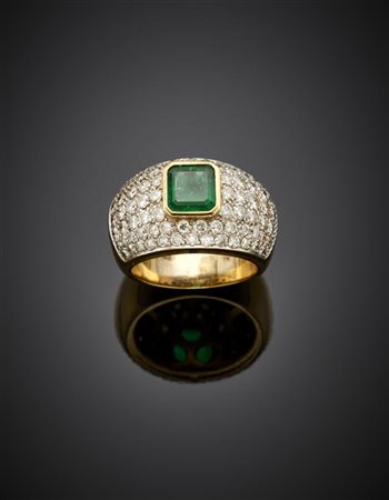 Anello in oro giallo e bianco con pavè di diamanti rotondi per complessivi ct.