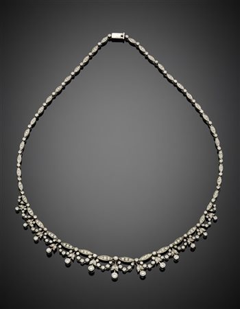 Collier in oro bianco a piccoli festoni floreali con diamanti per complessivi c