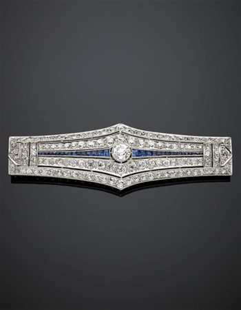 Spilla in platino a losanga con diamanti e zaffiri calibré, il diamante central