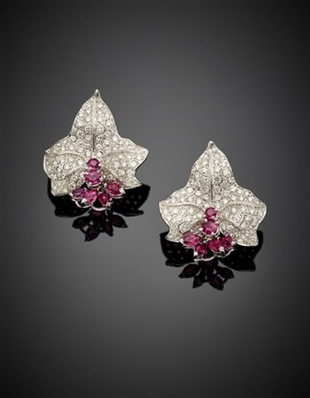 Orecchini a foglia in oro bianco con diamanti per complessivi ct. 2,50 circa e