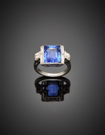 Anello in platino con zaffiro ottagonale di ct. 6,30 circa e diamanti a baguett