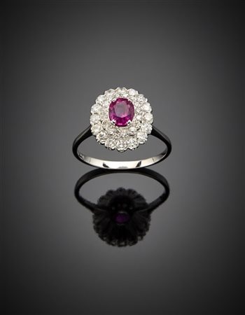 Anello in oro bianco con rubino a cuscino di ct. 1,25 circa rifinito in diamant