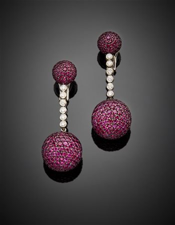 Orecchini pendenti in oro bianco e brunito con boules e mezze boules in pavé di