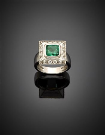 Anello in oro bianco rifinito con smeraldo ottagonale di mm 8,20x7,65 circa con