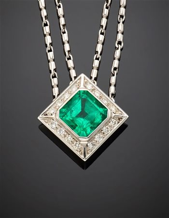 Collier in oro bianco a doppia catena, il centrale rifinito con smeraldo ottago