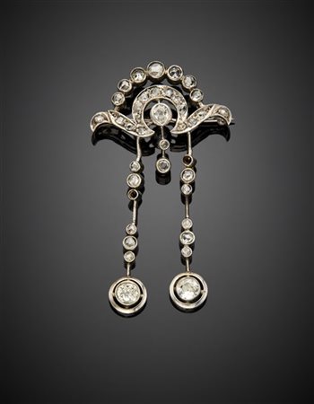 Spilla in oro bianco 333/1000 con due pendenti terminati da diamanti di ct. 0,4