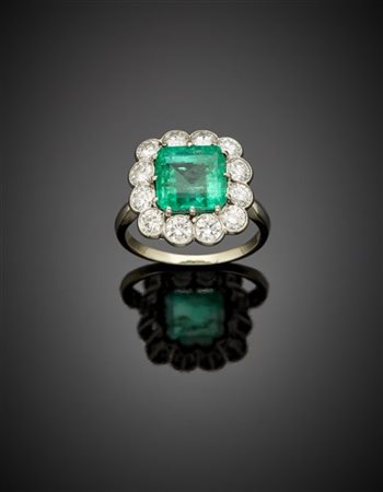 LUNATI
Anello in oro bianco con smeraldo ottagonale di ct. 3,50 circa e diamant