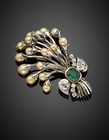 Spilla floreale con doppietta verde, perle irregolari, diamanti old mine di ct.