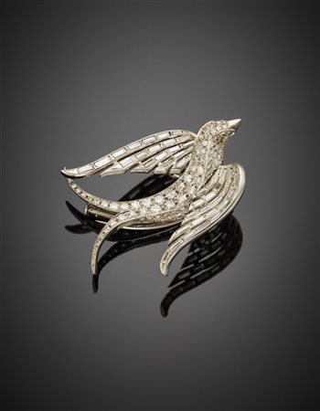 CUSI 
Spilla a guisa di rondine in oro bianco, diamanti rotondi e a baguette, p