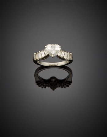 Anello in oro bianco con diamanti baguette e al centro un diamante a cuore di c