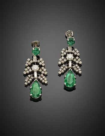 Orecchini pendenti articolati, in oro bianco 585/1000 rifiniti con diamanti per