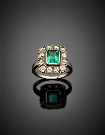 Anello in oro bianco con diamanti per complessivi ct. 0,85 circa e smeraldo ott