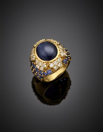 SABBADINI
Anello bombato in oro giallo con zaffiro ovale cabochon centrale di c