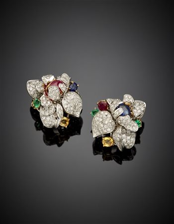 Orecchini a fiore in oro bianco e giallo con diamanti per complessivi ct. 1,80