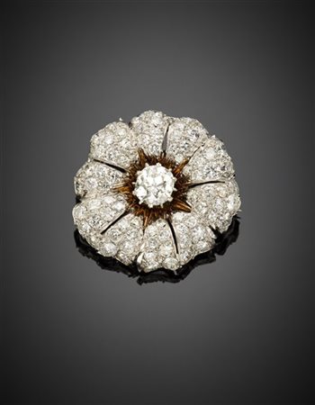Spilla in oro bianco e giallo a guisa di fiore con diamanti rotondi per comples