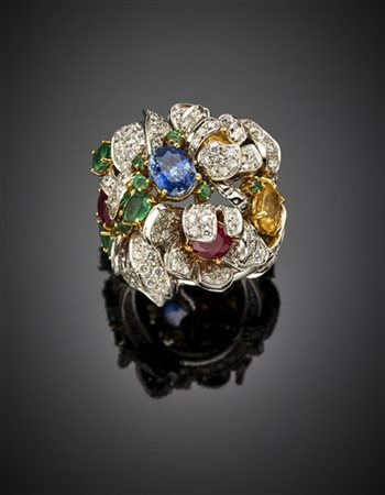 Anello a fiore in oro bianco e giallo rifinito con diamanti per complessivi ct.