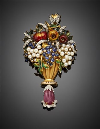 Pendente in oro giallo e bianco a guisa di cesto con frutti, rifinito con diama