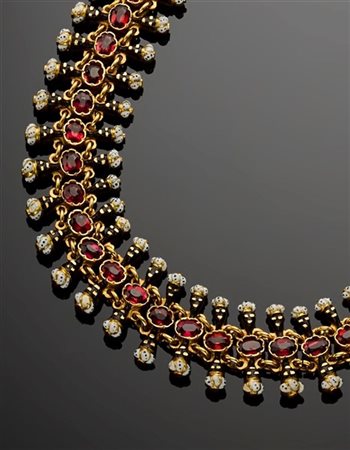 Collier in oro giallo con granati e piccoli mori contrapposti rifiniti in smalt