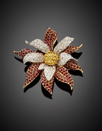Broche/pendente a fiore in oro giallo e bianco con diamanti, rubini e zaffiri g