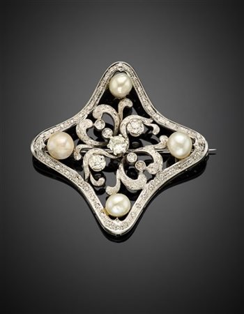 Spilla in oro bianco con diamanti per complessivi ct. 1,55 circa e perle natura