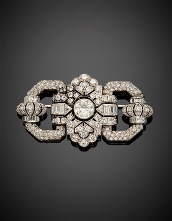 Spilla in platino e oro bianco con diamanti rotondi, baguette e triangolari per