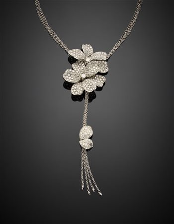 Collier a quattro fili di catenina in oro bianco con centrale a guisa di fiori