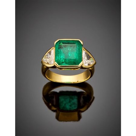 Anello in oro giallo con smeraldo ottagonale centrale di ct. 5,20 circa e due d