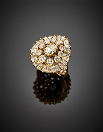 Anello in oro giallo con diamanti rotondi e tapered per complessivi ct. 3,40 ci