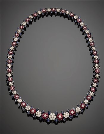 LUNATI
Collier floreale a scalare in oro bianco rifinito con diamanti, zaffiri