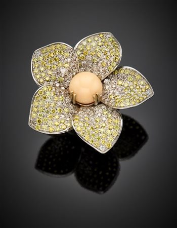 Anello a fiore in oro bianco e diamanti fancy da rosa a gialli per complessivi