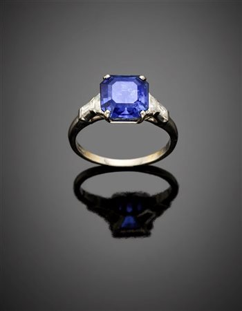 Anello in platino con zaffiro centrale di ct. 4,60 circa e due diamanti ai lati