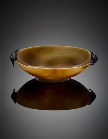 ALFREDO RAVASCO (attr.) 
Coppa ovale in agata con anse in argento e zaffiri, cm