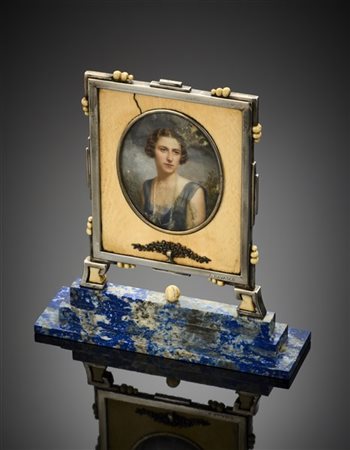 ALFREDO RAVASCO - S. CORVAYA
Ornamento da tavolo in argento e avorio, su base i