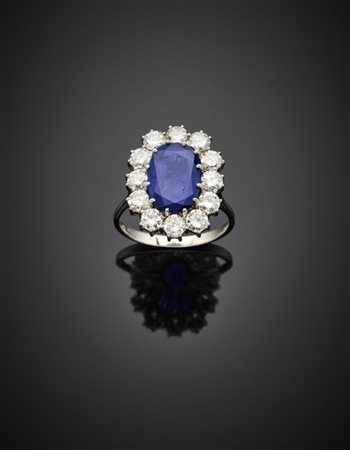 Anello in oro bianco con zaffiro centrale di ct. 3,51 contornato da diamanti pe