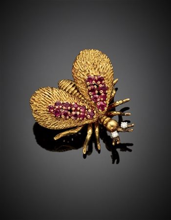 Spilla in oro giallo a forma di insetto rifinita con rubini e diamanti, g 19,57
