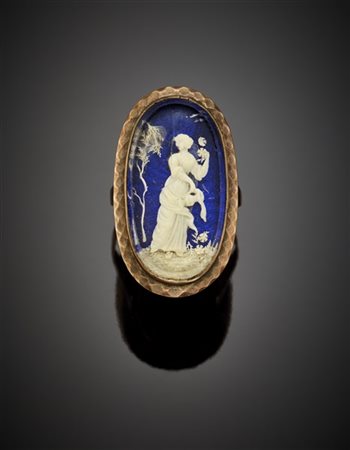 Anello in argento e microscultura in osso su smalto guilloché blu, dettaglio in