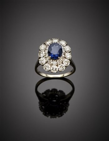 Anello in oro bianco con zaffiro ovale di ct. 1,80 circa e diamanti per comples