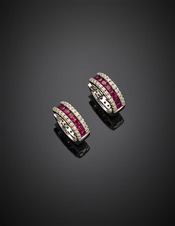 Orecchini ad anella in oro bianco rifiniti con diamanti e rubini, g 8 circa, di