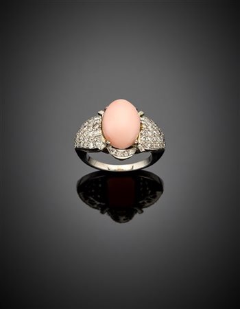 Anello in oro bianco con corallo rosa ovale rifinito in diamanti, g 7,05 circa