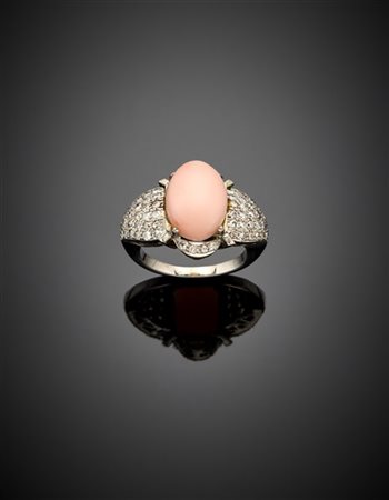 Anello in oro bianco con corallo rosa ovale rifinito in diamanti, g 7,05 circa