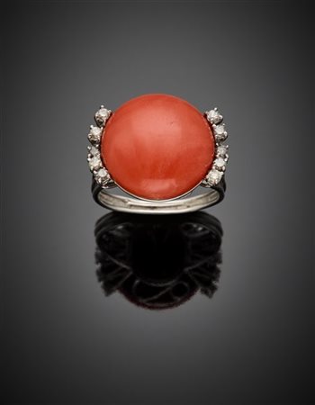 Anello in oro bianco con corallo arancione a bottone di mm 18,30 circa rifinito